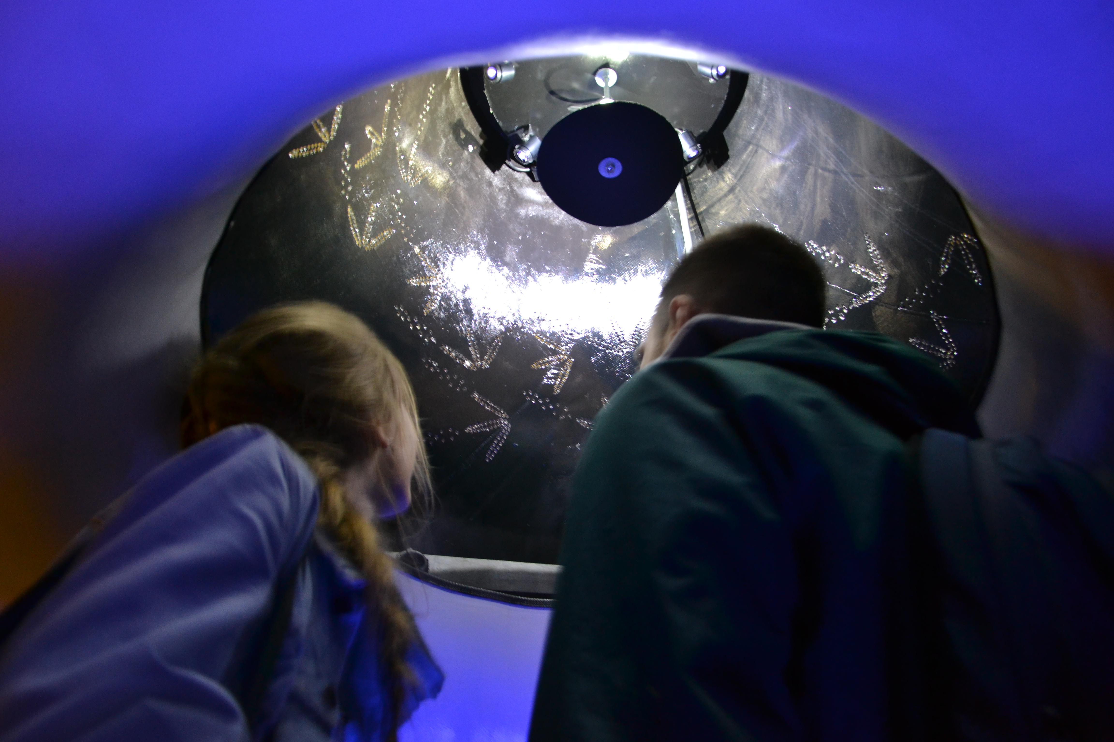 I nostri giovani soci si divertono ad interagire con l'installazione " Reminescences of Emotions" di Smrekar e Strehovec