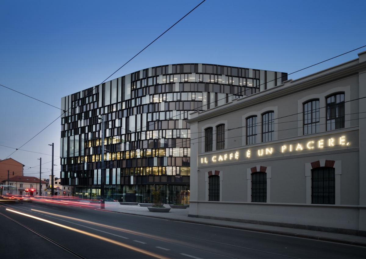 Nuvola-Lavazza-Esterno-del-Museo-Lavazza-sullo-sfondo-lHeadquarter-©AndreaMartiradonna-1200x851